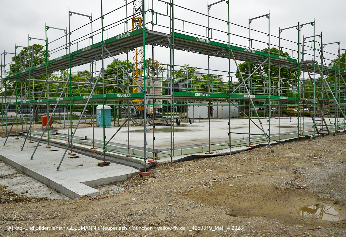 14.05.2023 - Ein Kran für die Baustelle Haus für Kinder in Neuperlach